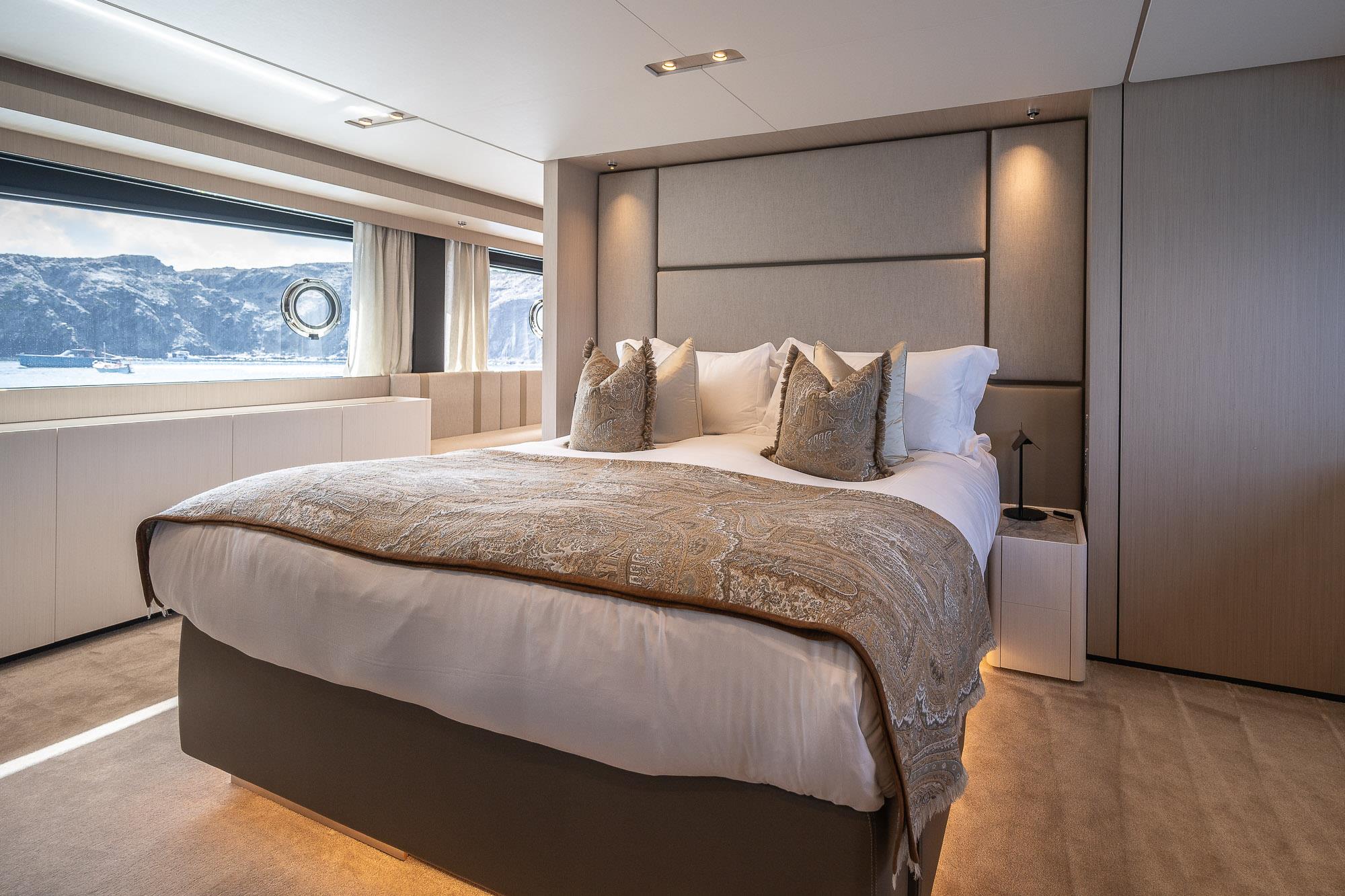 2025 FERRETTI YACHTS 1000 